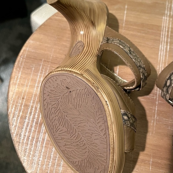 SOFFT Women's 8W Taupe Beige‎ Leather Snakeskin Pump Spool Heel Slip-On Sandals - Picture 8 of 14